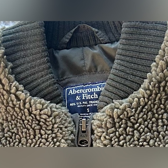 Abercrombie & Fitch Sherpa Full-Zip Oversized Bomber - Picture 14 of 16